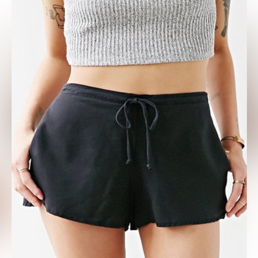 UO Silence + Noise Flowy Drawstring Shorts in Black. Women’s Large